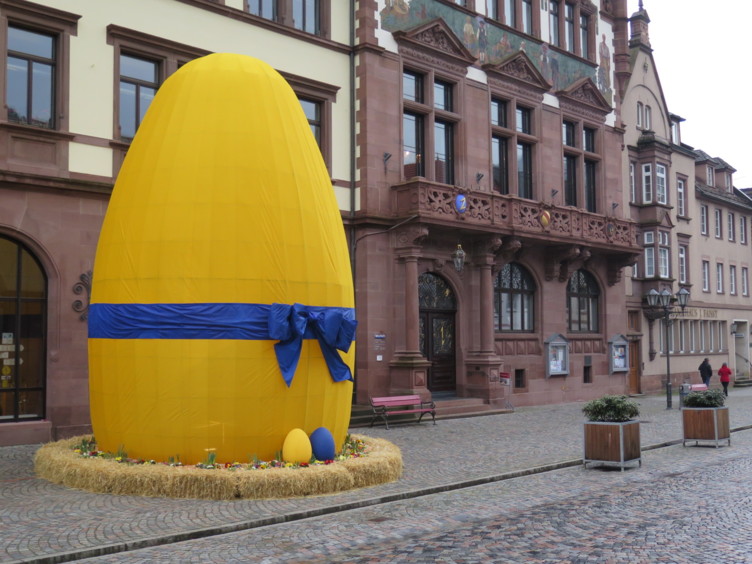 Weltgrößtes Osterei vor dem Rathaus Wolfach
